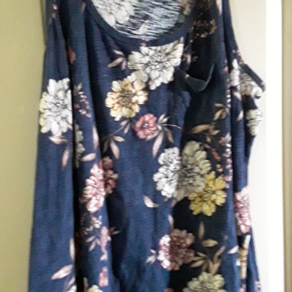 Floral tank top with pocket